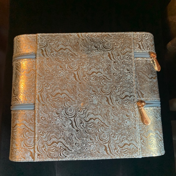 NWT Vince Camuto 2 Storey Blue Gold Beauty Train Case - Picture 3 of 4